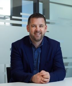 Porträtfoto von Marco Derungs, Leiter Immobilienmanagement bei Schmid Immobilien AG