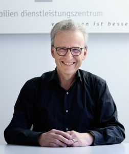 Porträtfoto von Hansjürg Labèr, Senior Consultant bei IDZ Immobilien Dienstleistungszentrum